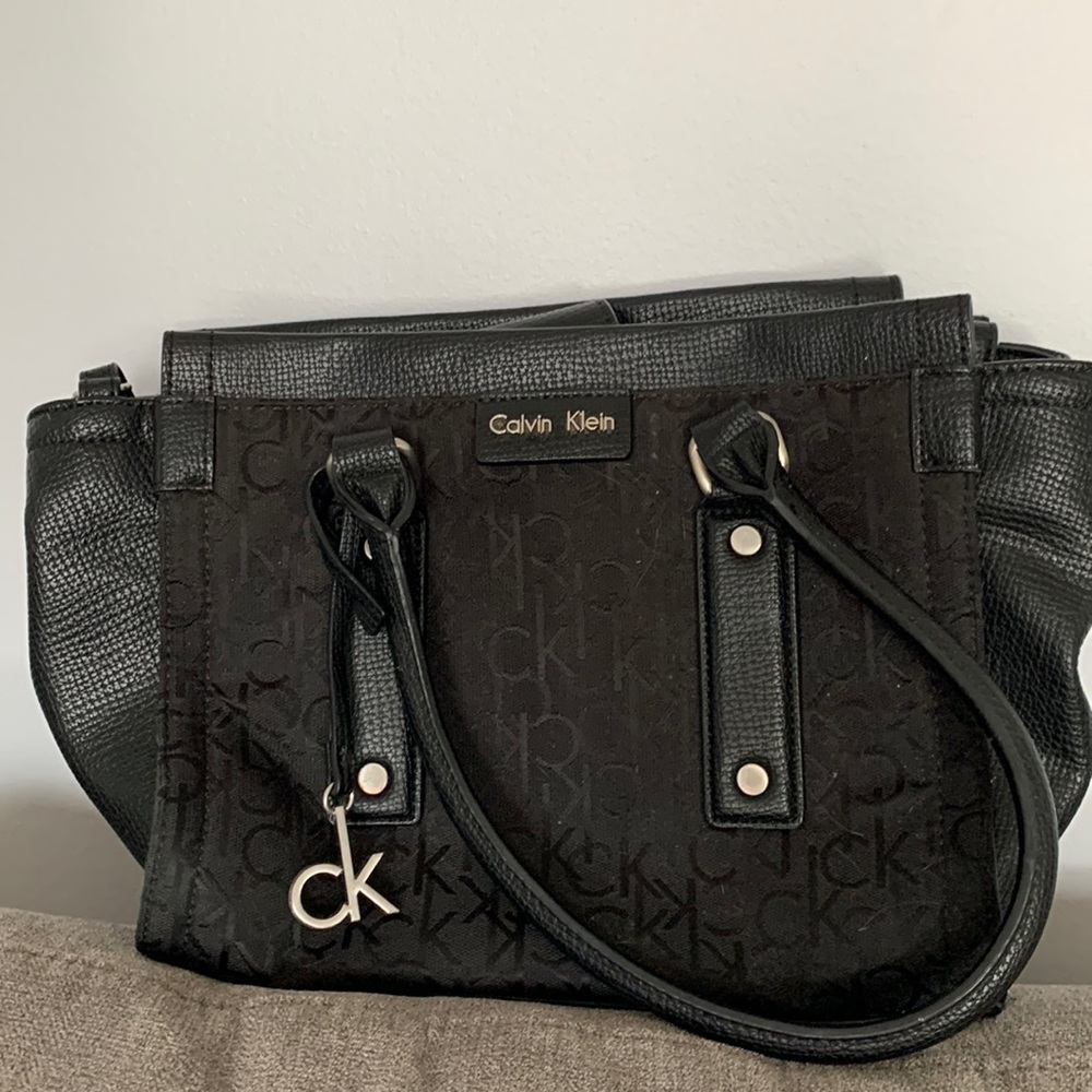 Black Calvin Klein over the shoulder / crossbody bag